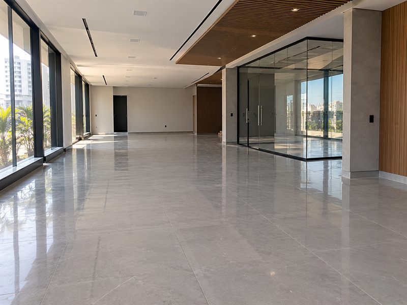 Andar corporativo recém-entregue, com piso de porcelanato cinza polido e divisórias de vidro