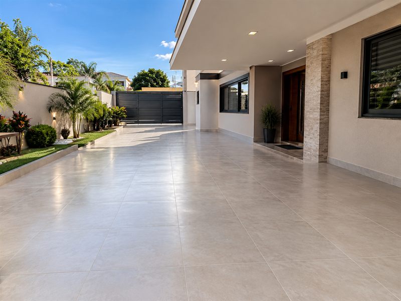 Área externa de casa com piso de porcelanato claro, limpo e com brilho