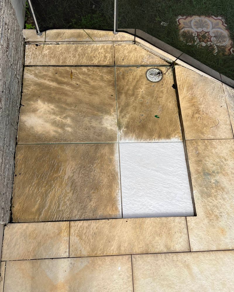 Teste feito pela RPR no piso: um quadrado recuperado ao lado do piso manchado