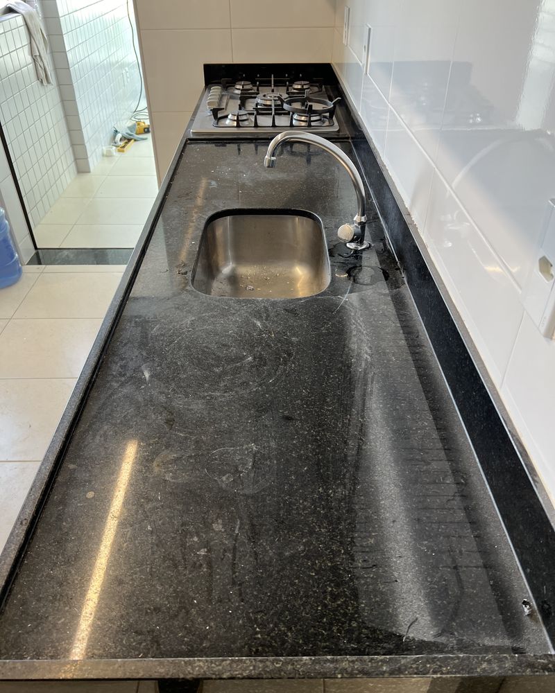 Bancada de granito preto com marcas antes do serviço