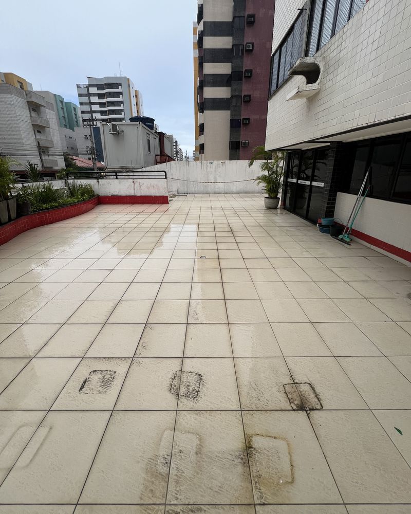 Terraço de edifício com piso manchado antes do serviço