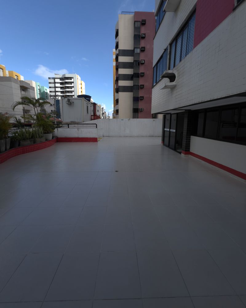 Terraço de edifício com piso limpo depois do serviço