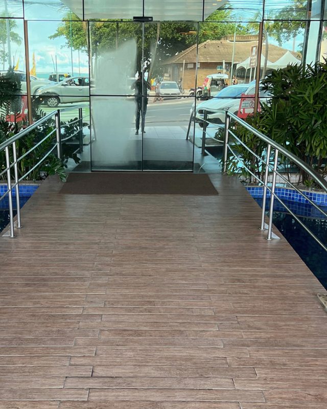 Rampa de entrada com piso madeirado antes do serviço