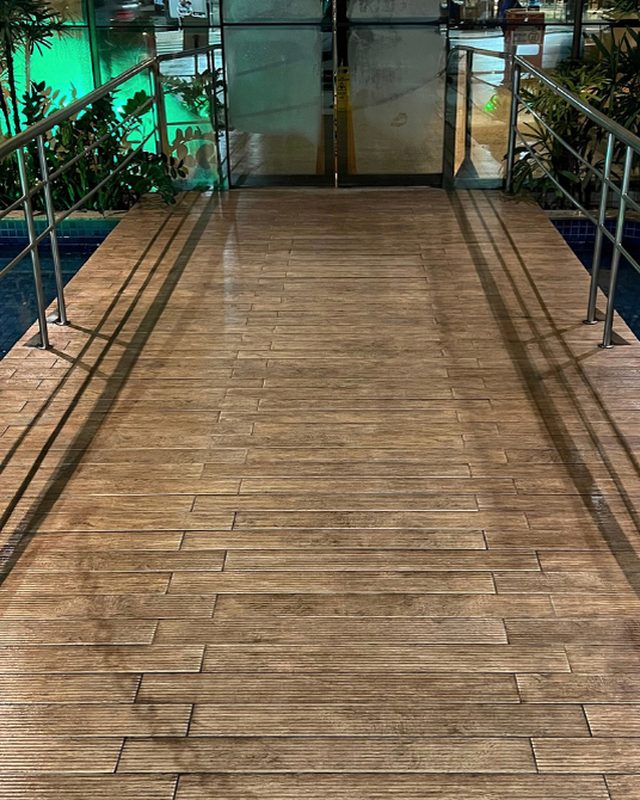 Rampa de entrada com piso madeirado depois do serviço