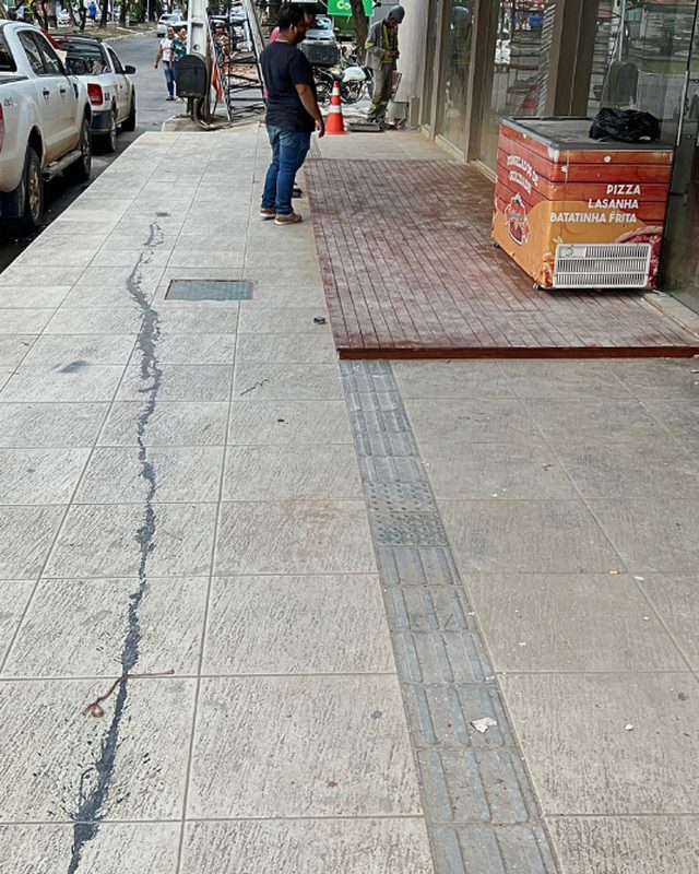 Calçada comercial manchada antes do serviço