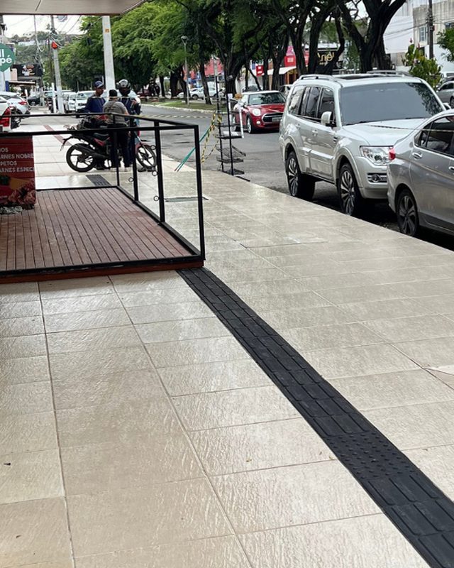 Calçada comercial limpa depois do serviço