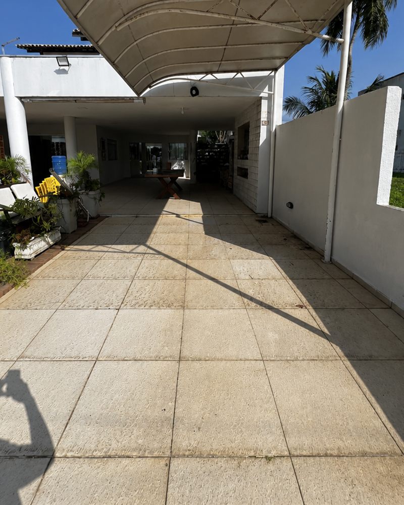 Garagem coberta com piso encardido e manchado antes do serviço