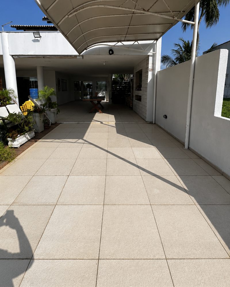 Garagem coberta com piso claro e uniforme depois do serviço