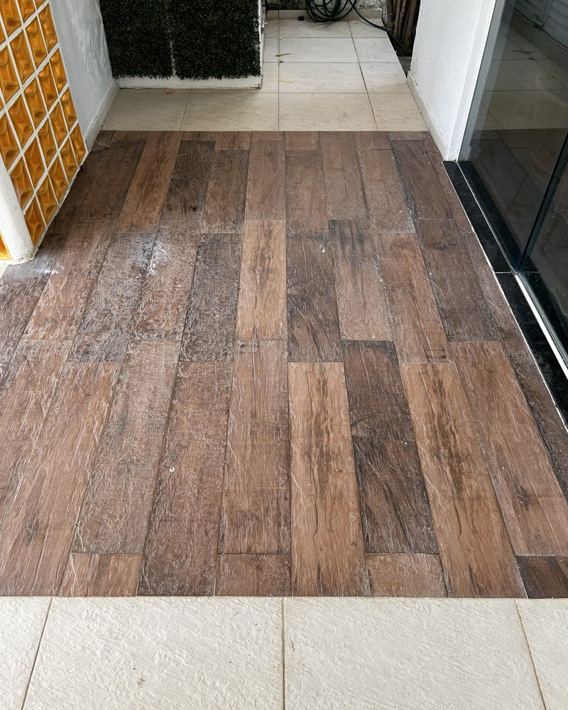 Deck de porcelanato amadeirado opaco e manchado antes do serviço