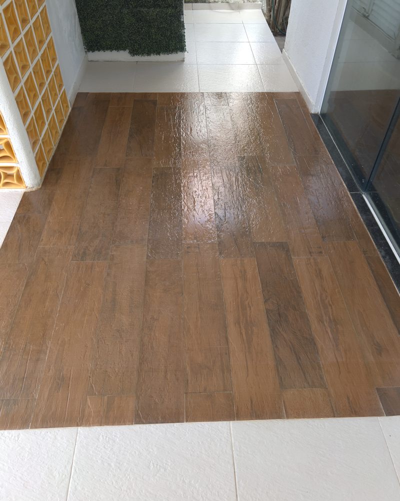 Deck de porcelanato amadeirado com cor viva e brilho depois do serviço