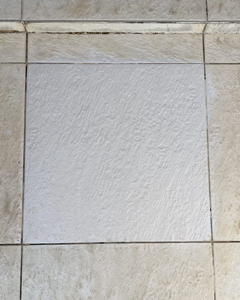 Piso cerâmico claro e texturizado limpo, sem a mancha de ferrugem, depois do serviço
