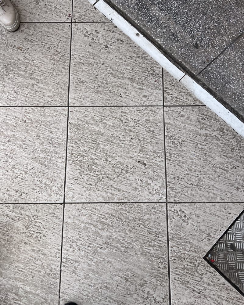 Piso texturizado de escola encardido antes do teste