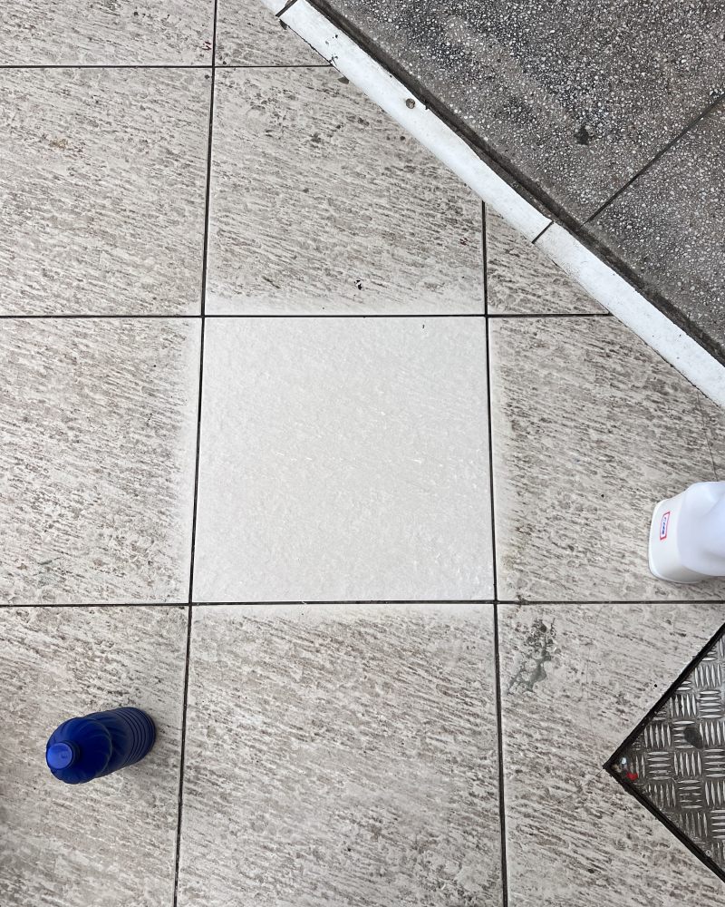 Piso de escola com uma peça já limpa no teste, bem mais clara que as vizinhas