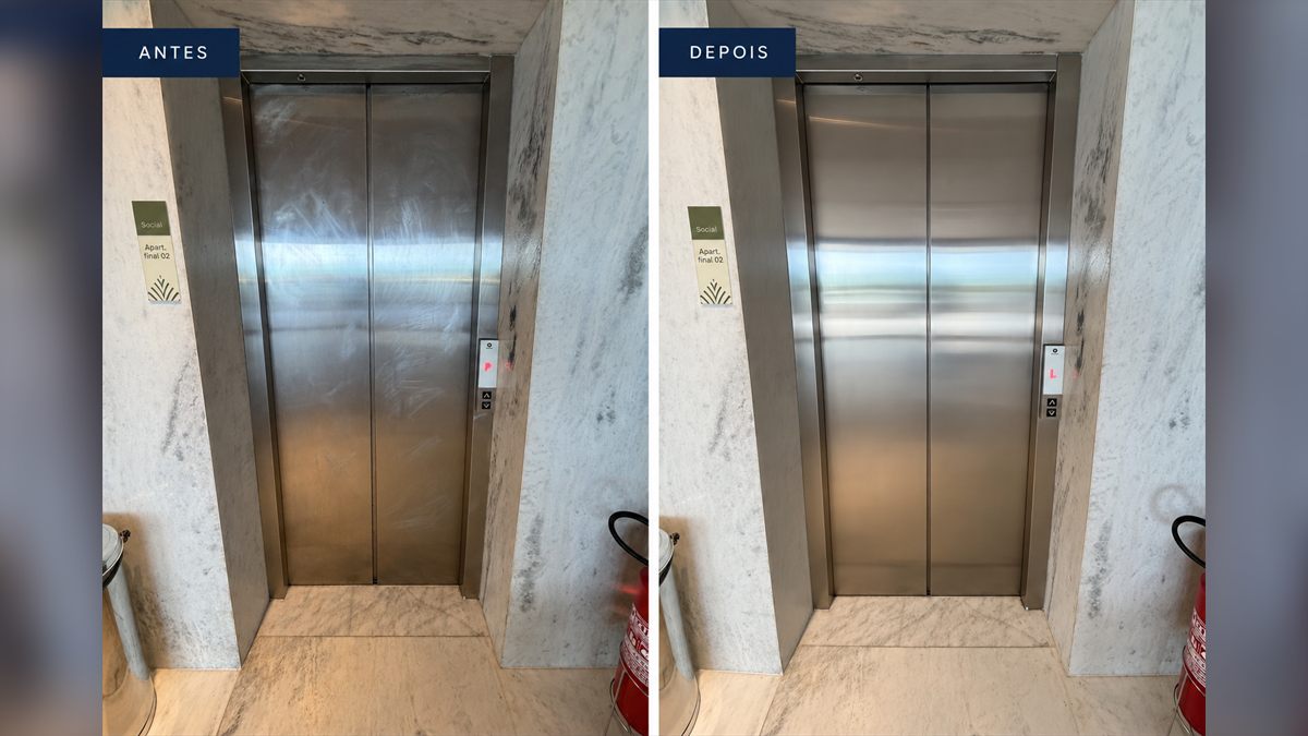 Antes e depois de porta de elevador em inox: riscos e manchas removidos, brilho uniforme