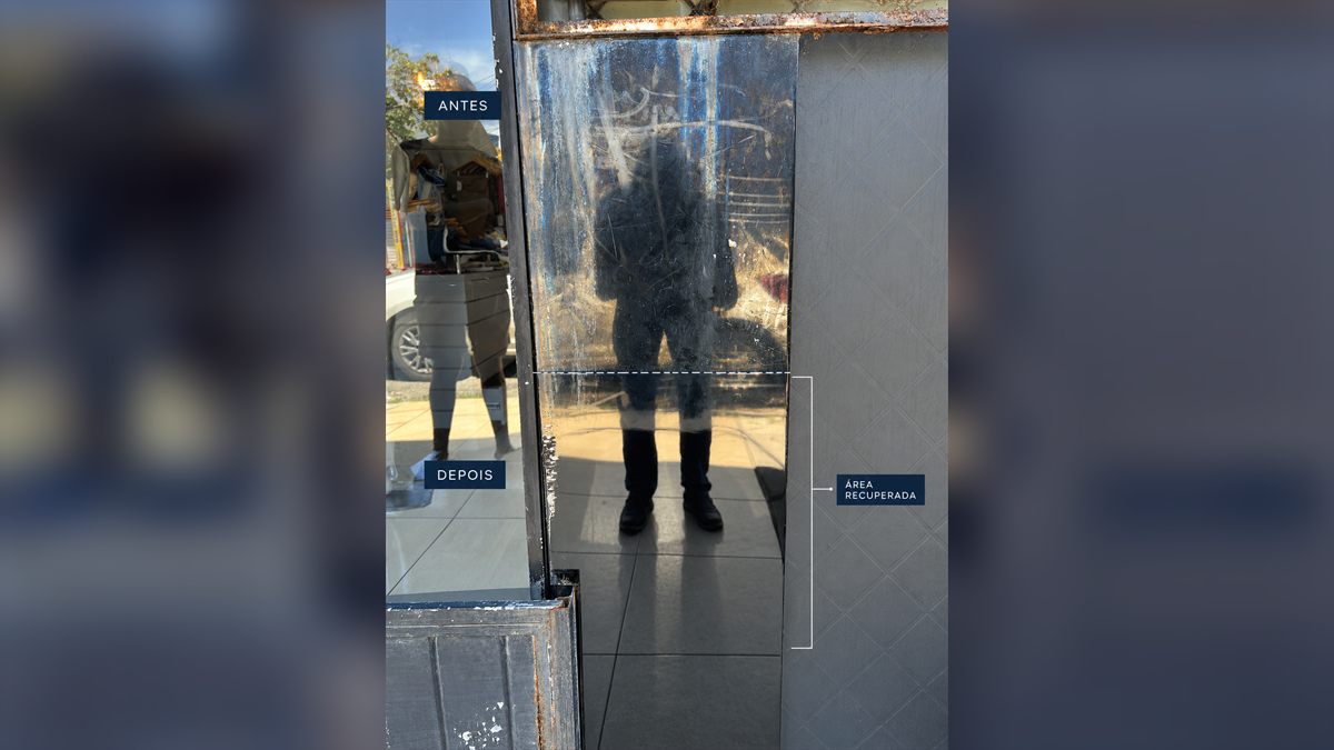 Painel de inox com a parte de baixo recuperada, ao lado da parte de cima ainda manchada