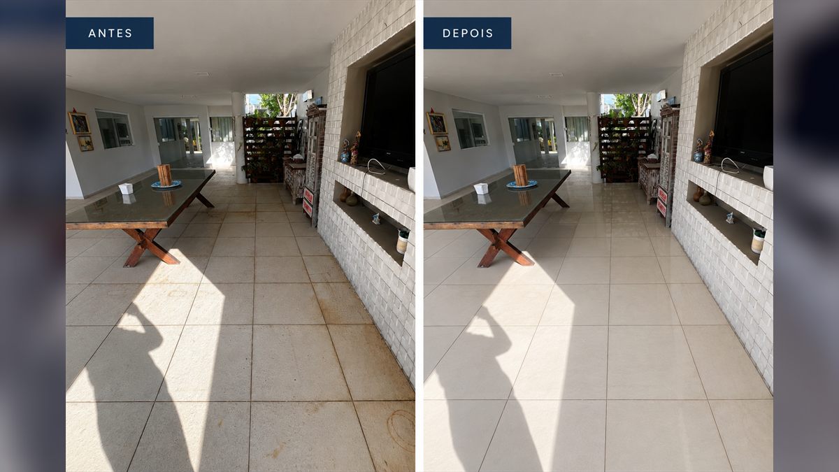 Antes e depois da limpeza de varanda residencial: piso com manchas de ferrugem volta a ficar claro e uniforme