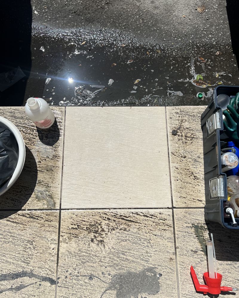 Piso de pedra com um quadrado recuperado no teste, sem troca de piso